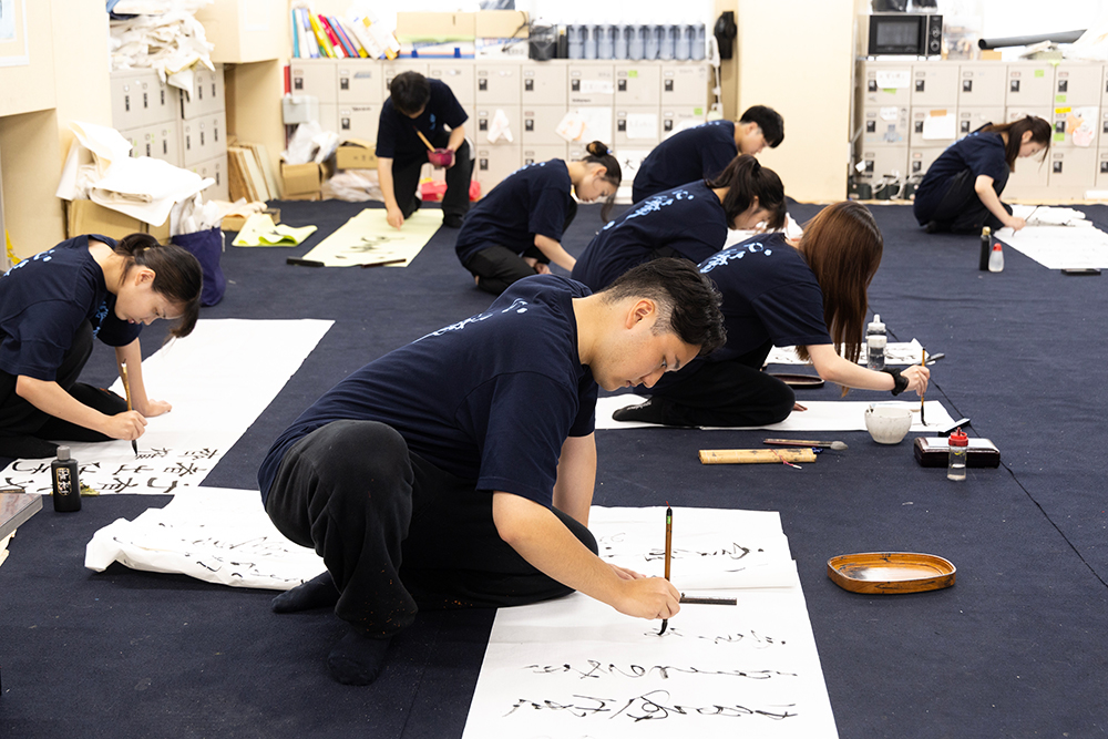 書道部が第30回全日本高校・大学生書道展で団体7位、部員が大賞を受賞しました